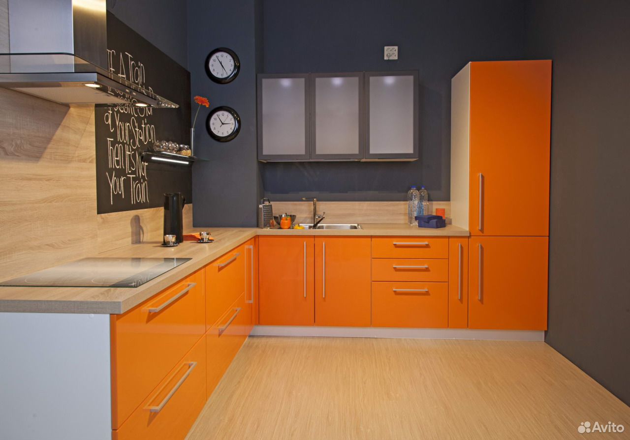 Оранжевая кухня с деревянной столешницей