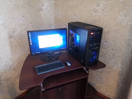 Мощный игровой компьютер и стол