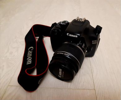 Canon EOS 1100D с объективом