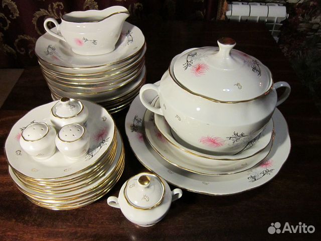Столовый сервиз. Фарфор. Новый. 35 предметов. Рига