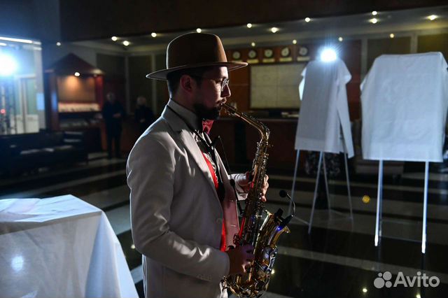 Саксофонист на праздник