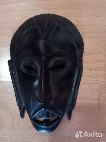 Маска из черного дерева. Приобретена в Танзании