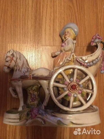 Девушка в повозке