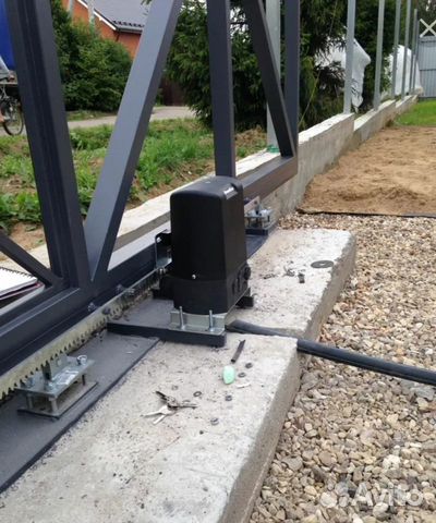 Установка двигателя для откатных ворот