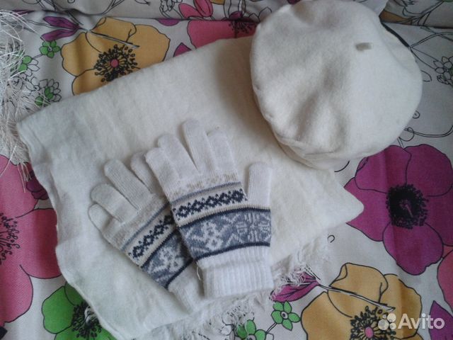 Набор женских шарфов, шапок и перчаток