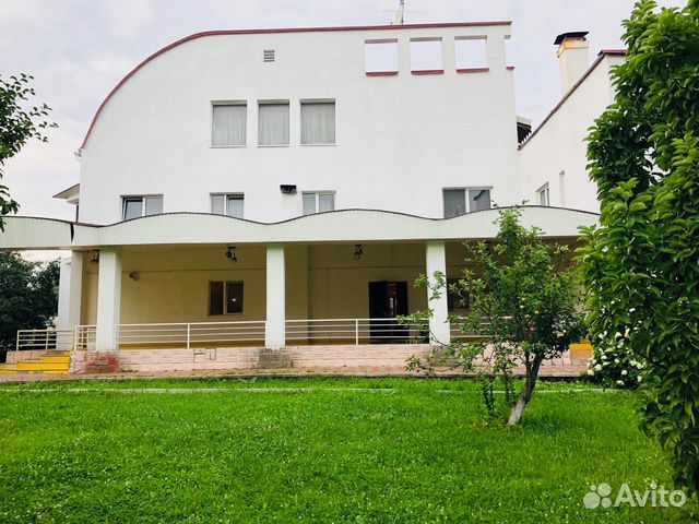 Коттедж 1350 м² на участке 50 сот.