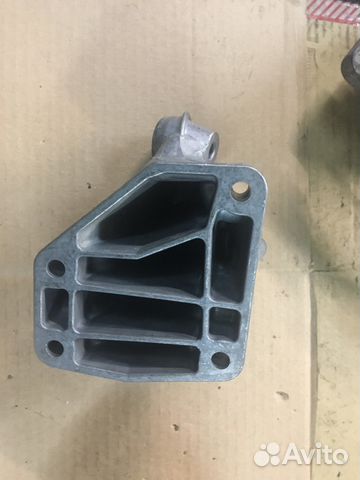 Кронштейн двигателя левый L Мерседес GL166 3.5 Кронштейн двигателя левый L Мерседес GL166 3.5