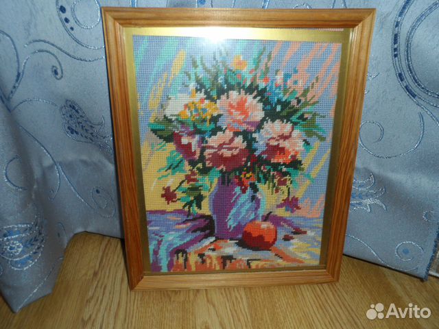 Продаю картины с вышивкой в рамках