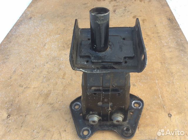 Кронштейн усилителя правый Mercedes w221 S