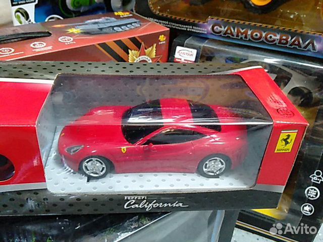 Машина Ferrari California на пульте управления Машина Ferrari California на пульте управления