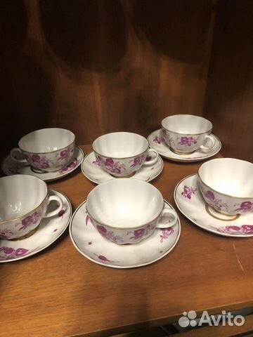 Фарфоровые чашки с блюдцами Фарфоровые чашки с блюдцами