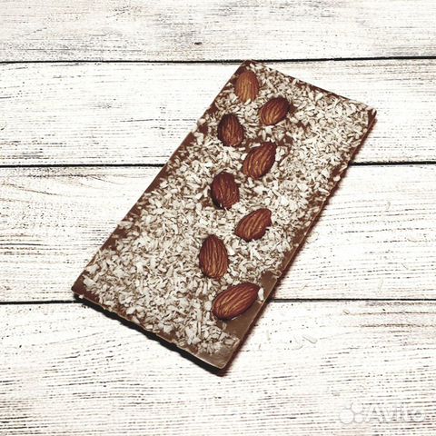 Молочный чиколадъ с кокосовой стружкой и миндалём