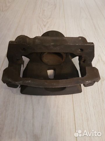 Передний левый суппорт Lexus IS250