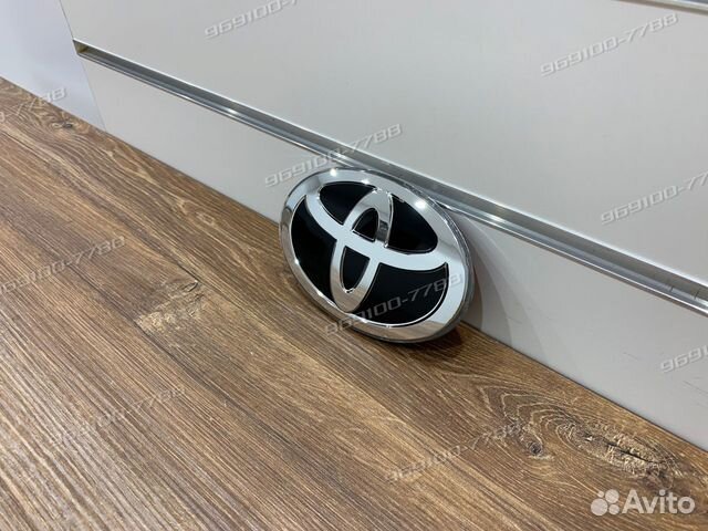 Эмблема багажника Toyota Camry 70 / Rav4 / Corolla Эмблема багажника Toyota Camry 70 / Rav4 / Corolla