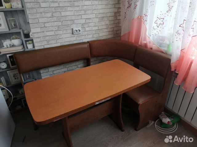 Кухонный уголок со столом и 2 табурета Кухонный уголок со столом и 2 табурета