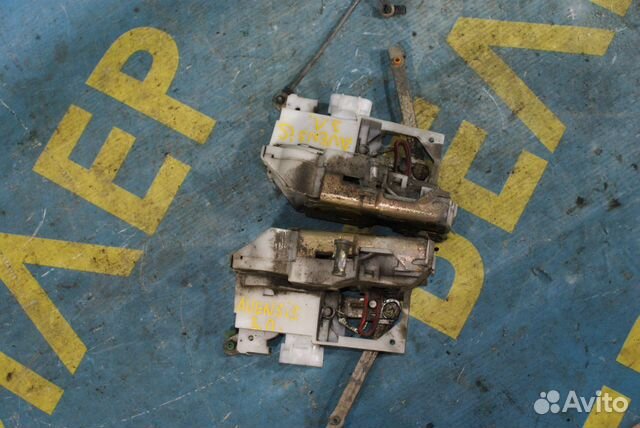 Задний замок двери Toyota Avensis