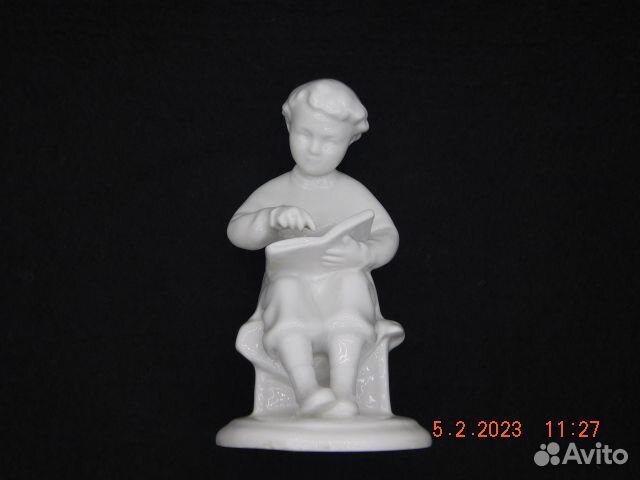 Фарфоровая статуэтка Юный Ленин Мальчик с книгой