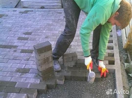 Укладка плитки на отсев. Укладка брусчатки на отсев. Укладка брусчатки на отсев технология. Укладка тротуарной плитки на отсев. Брусчатка на отсев.