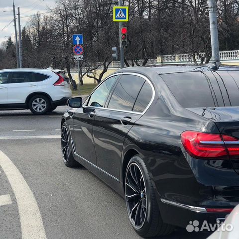 Водитель на премиальном автомобиле BMW 7 series