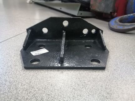 Кронштейн надрамника 5557-8601040