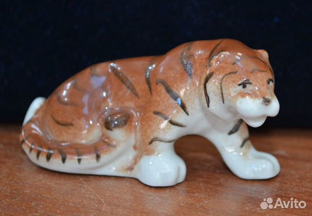 Мини фарфоровая статуэтка- крадущийся тигр.лфз