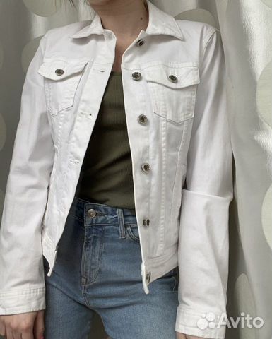 Белая джинсовая куртка с платьем фото