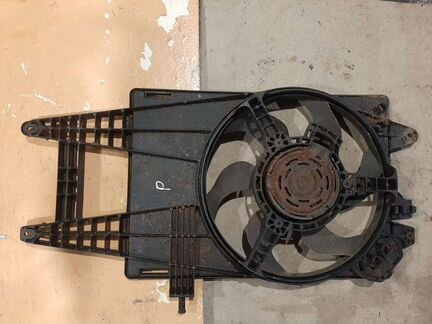 Фиат Пунто 2 диффузор радиатора