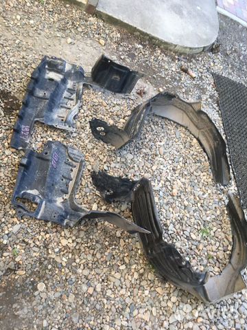 Подкрылок передний левый Toyota Noah AZR 60 65