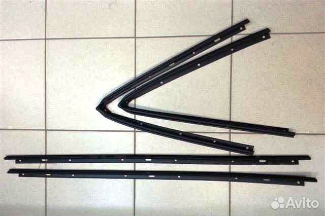 Уплотнитель низа двери порога Шеви Нива с пистоном