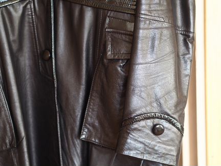 Кожаный плащ с меховым воротником