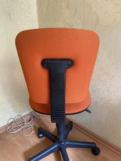 Офисный стул оранжевый