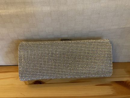 Серебряный клатч со стразами