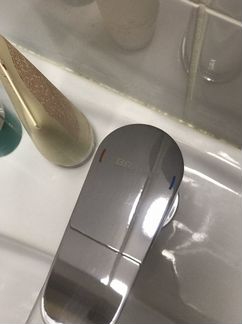 Раковина в ванную с пьедисталом и смесителем