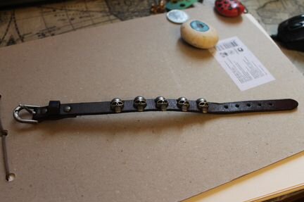 Кожаный браслет с черепани