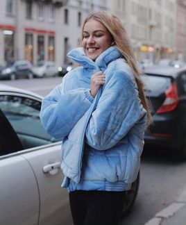 Голубой короткий пуховик