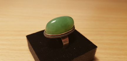 Кольцо светлый нефрит Урал серебро