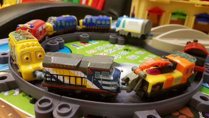 Домик chuggington и 6 паровозов