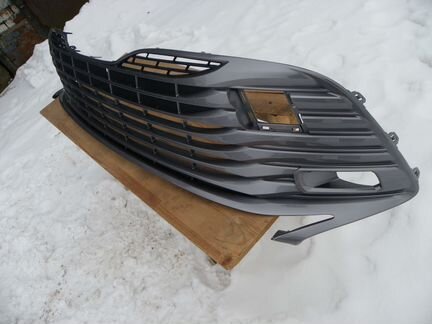 Решетка переднего бампера Тойота Камри 70 V70