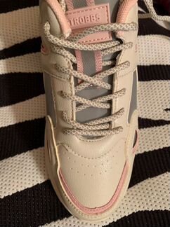 Кроссовки женские