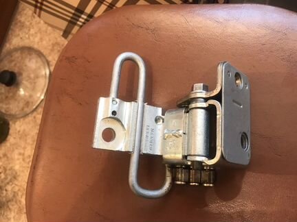 Петля для двери передней левой нижняя Passat B6