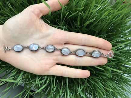 Серебряный браслет с лунным камнем