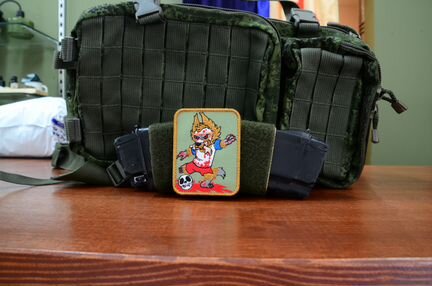 Пародийный патч волк с футбольным мячом