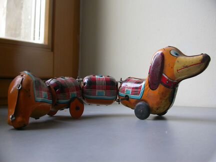 Заводная игрушка такса