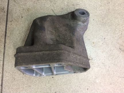 Кронштейн опоры двигателя, мотора Мерседес 164