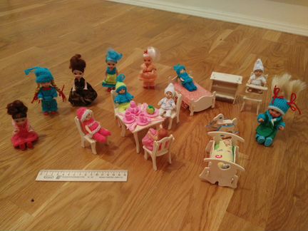 Куклы в одежде и детская мебель