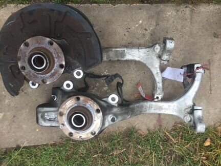 Поворотный кулак передний левый Audi A4 8E