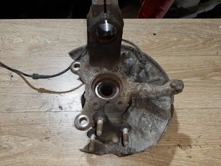 Поворотный кулак передний правый Volkswagen Golf