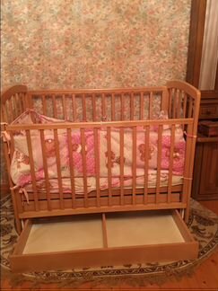 Детская кроватка с механизмом качания