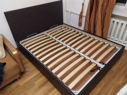 Двуспальная кровать с анатомическим матрасом