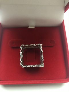 Серебряное кольцо с сапфирами
